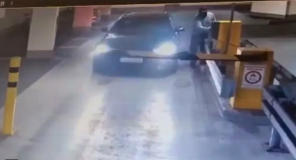 Aufnahmen aus dem Parkhaus bei der Sparkasse-Filiale zeigen, wie der Audi RS6 anschliessend die Schranke passiert ...Screenshot