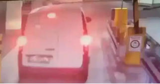 Wenig sp�ter rollte ein weisser Mercedes-Transporter ins Parkhaus.Screenshot