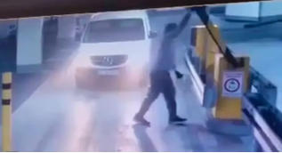 Nur kurz darauf hebt der T�ter, der zuvor das Parkticket f�r den Audi bezahlt hatte, die Schranke an ...Screenshot