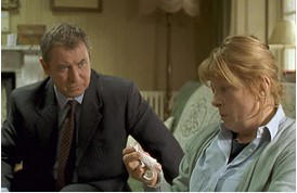 Gegenber Inspector Barnaby (John Nettles, l.) gesteht die Pfarrersfrau Susan Millard (Anna Calder-Marshall, r.), dasss sie glaubt, einen Fluch auf die Familie Inkpen gebracht zu haben: innerhalb von 24 Stunden hat sie beide Todesopfer aus der Familie auf