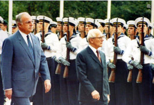 Vom 7. bis zum 11. September 1987 besuchte Staatsratsvorsitzender Erich Honecker die Bundesrepublik. Er wurde mit militrischen Ehren von Kanzler Helmut Kohl empfangen