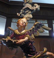 Der genesene Engel: 2014 war er bei Vorbereitungen zum Tag des offenen Denkmals auf den Kirchenboden gekracht und schwer beschdigt worden.