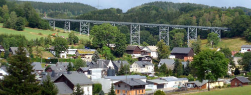 Markersbach wartet als "Ort der Brcken" mit einem beliebten Fotomotiv auf: 37 Meter hoch und 237 Meter lang und auf Grund seiner grazilen Bauweise "Streichholzbrcke" genannt.