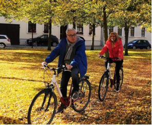 Die beiden genieen das herbstliche Oranienbaum