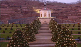 So romantisch illuminiert präsentiert sich Schloss Wackerbarth stets zur Weihnachtszeit und zum Jahreswechsel. Das Erlebnisweingut gilt als erstklassige Adresse für Genießer. 