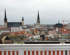 Auf dem Dach des historischen Waisenhauses hat man einen berblick ber die riesige Anlage mit ihren vielen Gebuden und Sehenswrdigkeiten.