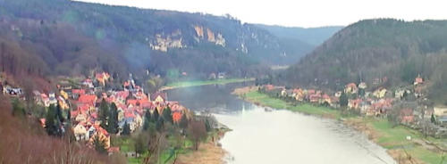 Und sofort entdeckt sie Perle Nummer eins - die Wilke-Aussicht berm Elbtal.