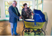 Andreas Neugeboren mit Ulrike Otto, der Museumsleiterin Schlo Moritzburg im Deutschen Kinderwagenmuseum. - Bildrechte: Stefan Hellem