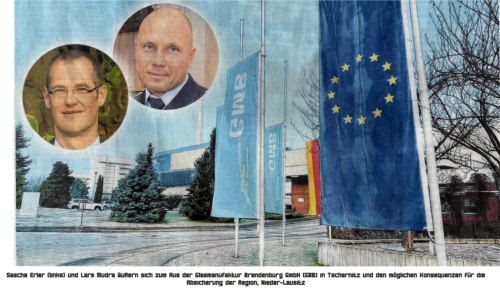 Bild: Sascha Erler (links) und Lars Mudra �u�ern sich zum Aus der Glasmanufaktur Brandenburg GmbH (GMB) in Tschernitz und den m�glichen Konsequenzen f�r die Absicherung der Region. Foto; Marcel Laggai,