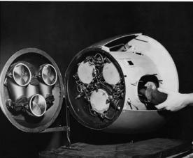 Vor der Einf�hrung elektronischer Lenksysteme sollten Tauben Raketen lenken.US Army