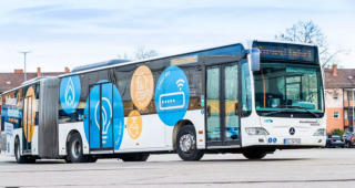 Im Bus griff ein 38-j�hriger sie dann unvermittelt an und riss ihr das Kleid vom K�rper. Gl�cklicherweise trug sie darunter noch ein Unterhemd.