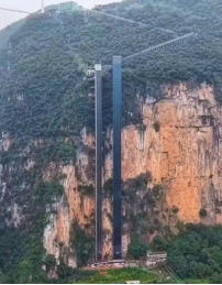 In einer tiefen Schlucht der chinesischen Prowinz Yunnan mussten Kinder bislang teilweise mehr als 3 Dtunden bis in ihre Schule zur�cklegen.
