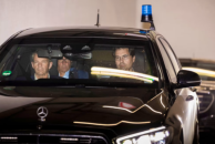 Friedrich Merz verl�sst in seiner schwarzen Limousine die CDU-Zentrale in Berlin: Erst mehrere Stunden sp�ter stand das definitive Wahlergebnis fest.Christoph Soeder/dpa