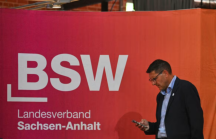 Weil im dritten Wahlgang eine einfache Mehrheit reicht, k�nnte das BSW entscheidend werden. Je nach Sitzverteilung k�nnte die Partei durch Enthaltung eine einfache Mehrheit f�r einen AfD-Ministerpr�sidenten beg�nstigen.