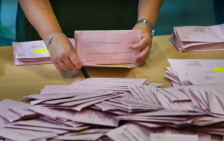 Im Hinblick auf die Wahlen in Mecklenburg-Vorpommern und BERLIN ist laut einem Politikwissenschaftler ein weiterer Aufschwung m�glich � m�glich ist aber auch ein Gegenreflex der demokratischen Kr�fte, etwa eine Mobilisierung zugunsten der SPD.