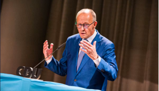 Den Absturz der CDU und die wachsende Unzufriedenheit mit dem Kanzler sehen einige deutsche Medien als m�glichen politischen Wendepunkt f�r Kanzler Friedrich Merz. Einen R�cktritt des Kanzlers erwarten viele Medien aktuell jedoch nicht.
