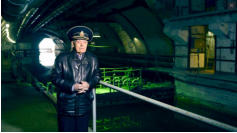 Der ehemalige U-Boot Kapitän Alexey Ivanovitsch Luschnikov im Tunnel von Objekt 825. 