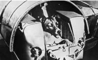 Hund Laika, 1957 das erste Lebewesen in einer Umlaufbahn, Sie überlebte die ungewöhnliche Reise jedoch nicht. Schon nach wenigen Stunden war ihre Sputnik-Kapsel völlig überhitzt und sie starb qualvoll.