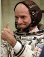 Dennis Tito, 2001 erster Weltraumtourist; Der amerikanische Milliardär Dennis Tito war 2001 der erste Weltraumtourist. Zusammen mit zwei russischen Kosmonauten reiste der damals 60-Jährige zur Internationalen Raumstation ISS - für rund 20 Millionen US-Dol